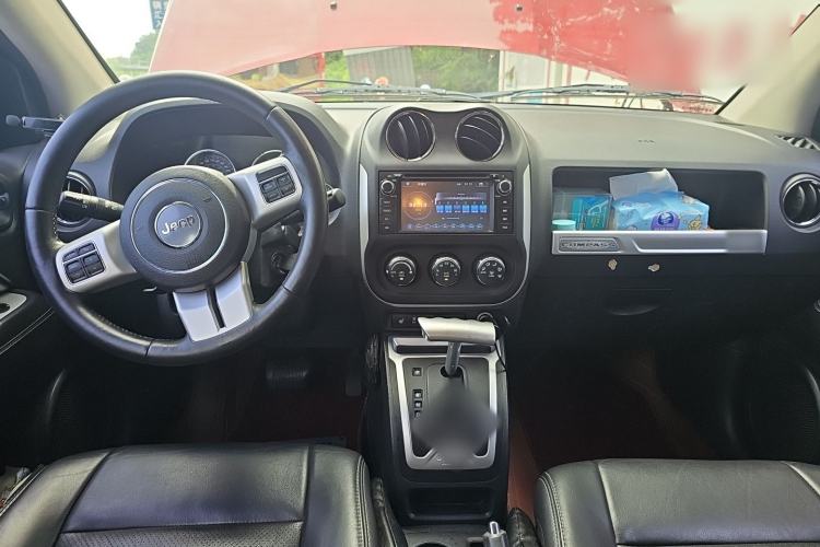 Used Jeep Compass 2014 2.4L four-wheel drive luxury version Center Console