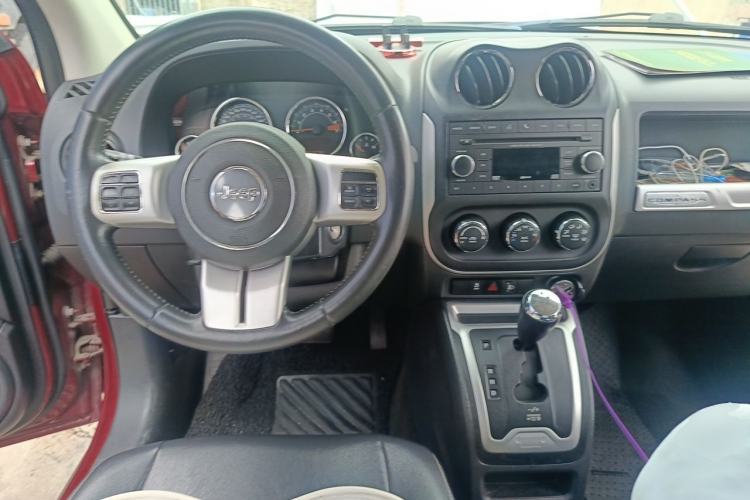 Used Jeep Compass 2014 Revised Version 2.4L Four-Wheel Drive Comfort Edition Center Console