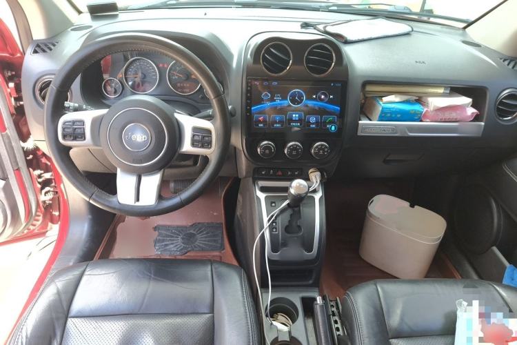 Used Jeep Compass 2014 2.4L four-wheel drive luxury version Center Console
