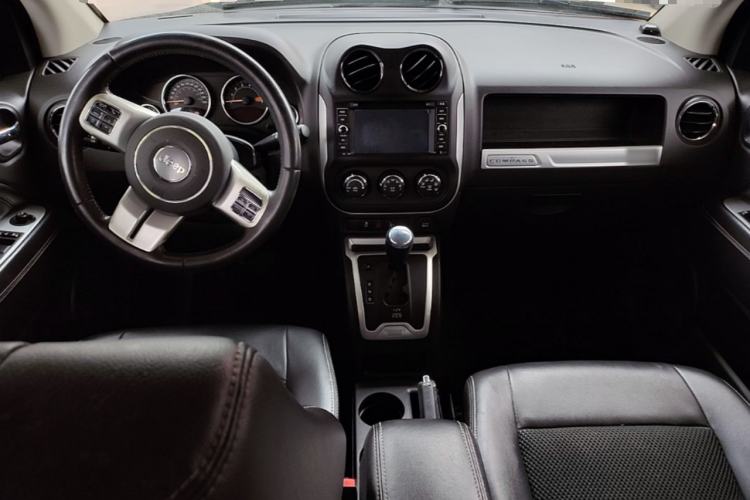 Used Jeep Compass 2014 Revised Version 2.4L Four-Wheel Drive Comfort Edition Center Console