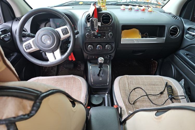 Used Jeep Compass 2014 2.4L four-wheel drive sport version Center Console