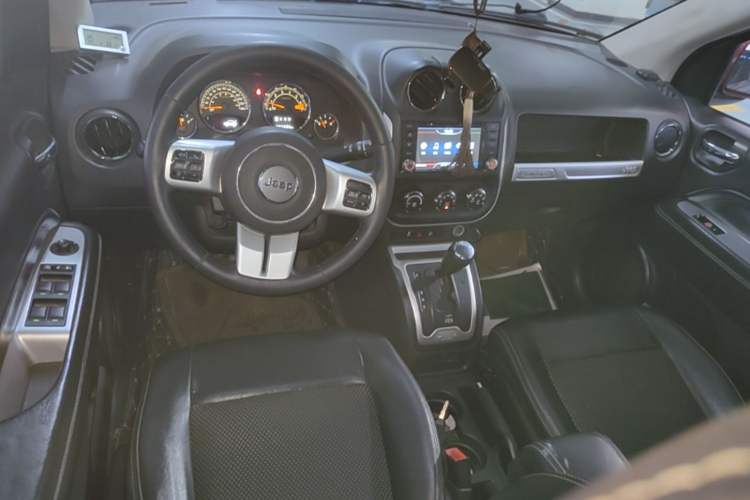 Used Jeep Compass 2014 2.4L four-wheel drive sport version Center Console