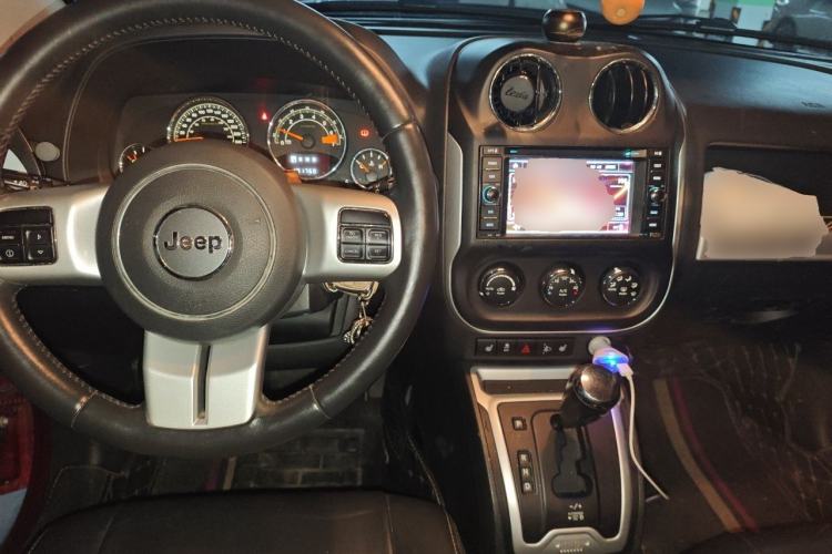 Used Jeep Compass 2014 2.4L four-wheel drive luxury version Center Console