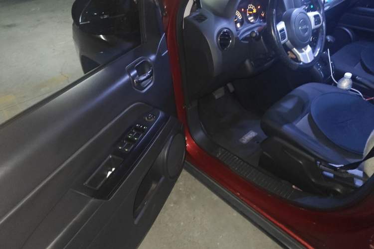Used Jeep Compass 2014 2.0L two-wheel drive sport version Driver Seat