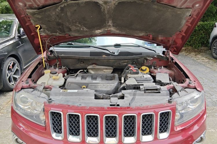 Used Jeep Compass 2014 2.0L two-wheel drive sport version Engine Bay