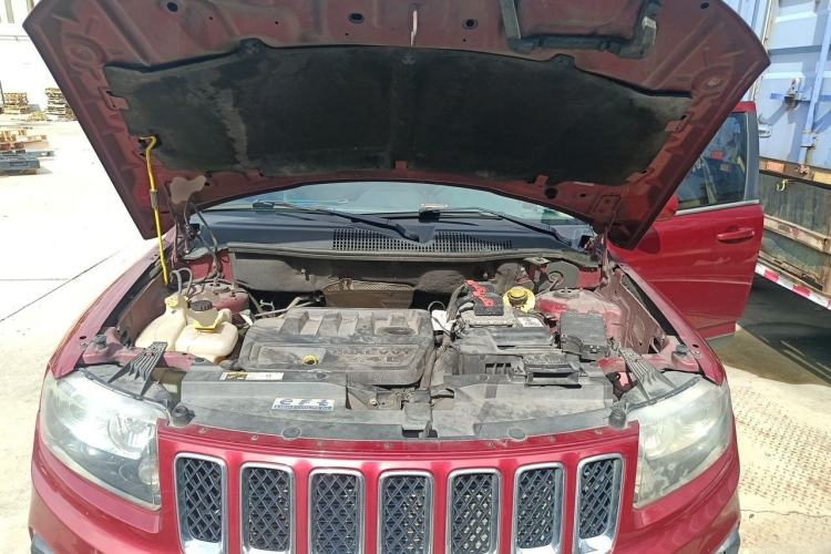 Used Jeep Compass 2014 Revised Version 2.4L Four-Wheel Drive Comfort Edition Engine Bay