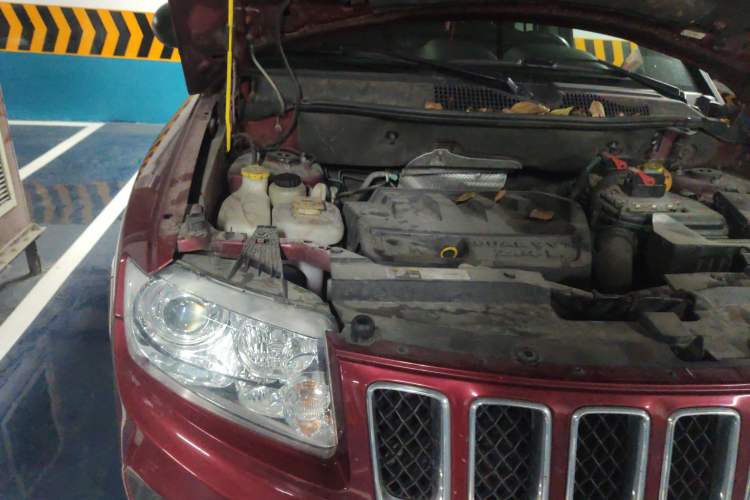 Used Jeep Compass 2014 2.4L four-wheel drive sport version Engine Bay Right