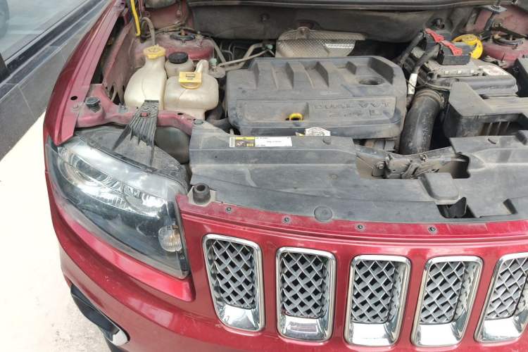 Used Jeep Compass 2014 2.4L four-wheel drive luxury version Engine Bay Right