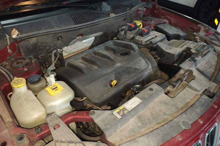 Used Jeep Compass 2014 2.4L four-wheel drive luxury version Engine Bay Right