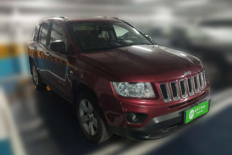 Used Jeep Compass 2014 2.4L four-wheel drive sport version Front Right 45 Deg