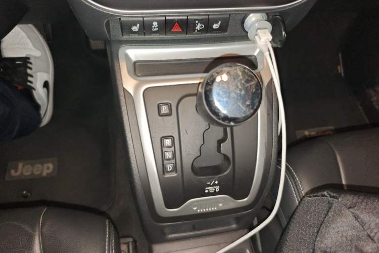 Used Jeep Compass 2014 2.4L four-wheel drive luxury version Gear Lever