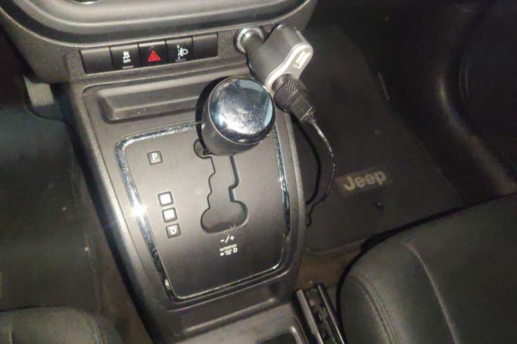 Used Jeep Compass 2014 2.4L four-wheel drive sport version Gear Lever