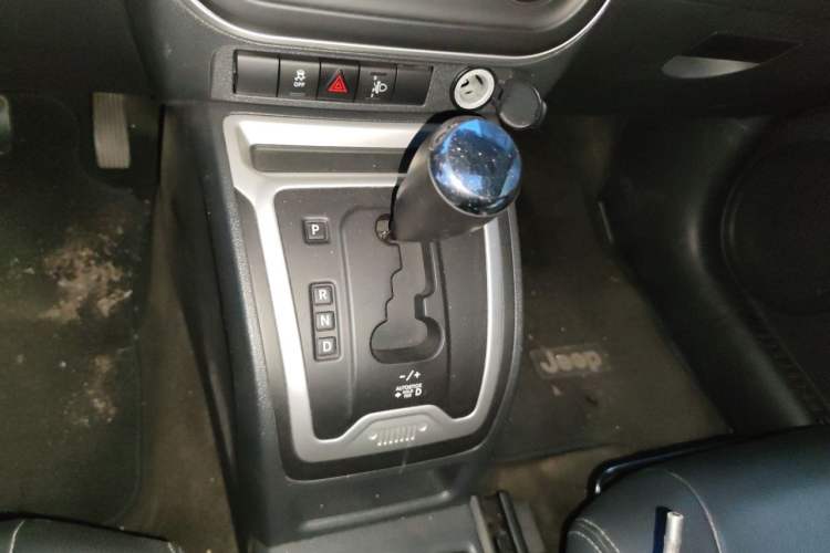 Used Jeep Compass 2014 2.4L four-wheel drive sport version Gear Lever