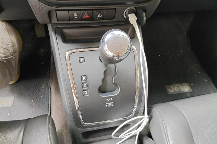 Used Jeep Compass 2014 2.0L two-wheel drive sport version Gear Lever