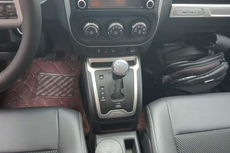 Used Jeep Compass 2014 Revised Version 2.4L Four-Wheel Drive Comfort Edition Gear Lever