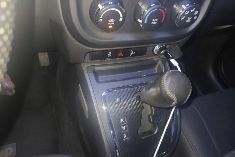 Used Jeep Compass 2014 2.0L two-wheel drive sport version Gear Lever