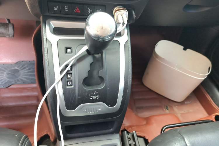 Used Jeep Compass 2014 2.4L four-wheel drive luxury version Gear Lever