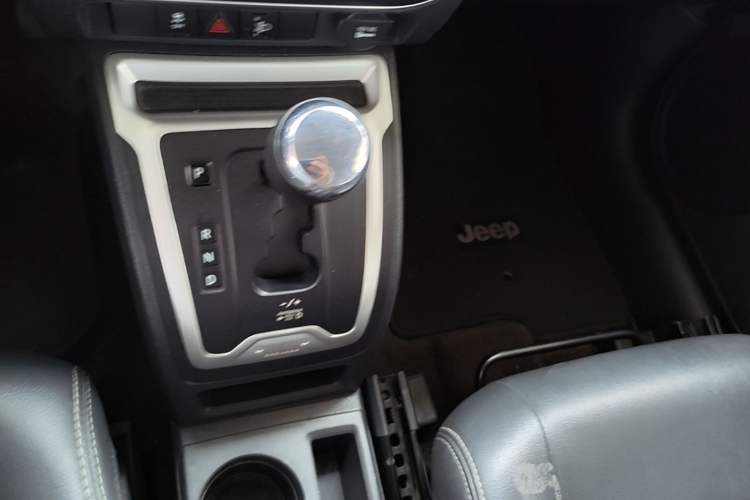 Used Jeep Compass 2014 Revised Version 2.4L Four-Wheel Drive Comfort Edition Gear Lever