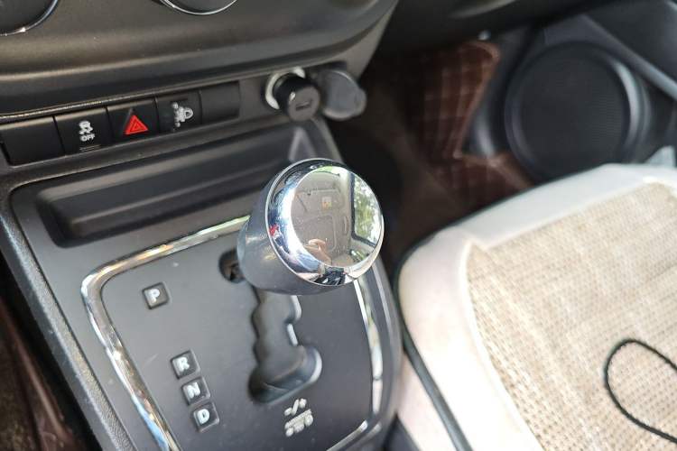 Used Jeep Compass 2014 2.4L four-wheel drive sport version Gear Lever