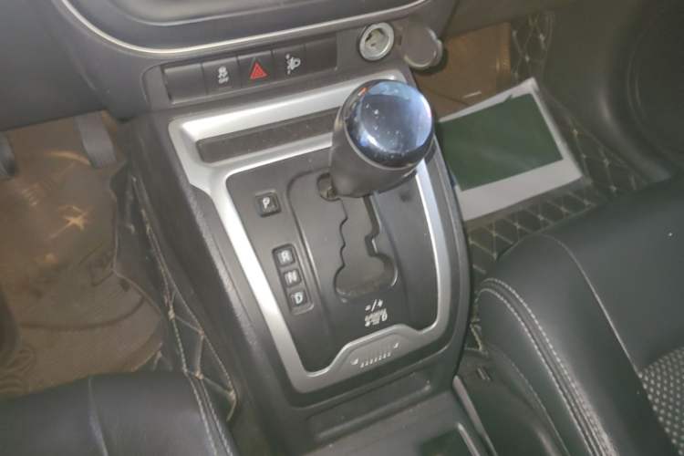 Used Jeep Compass 2014 2.4L four-wheel drive sport version Gear Lever