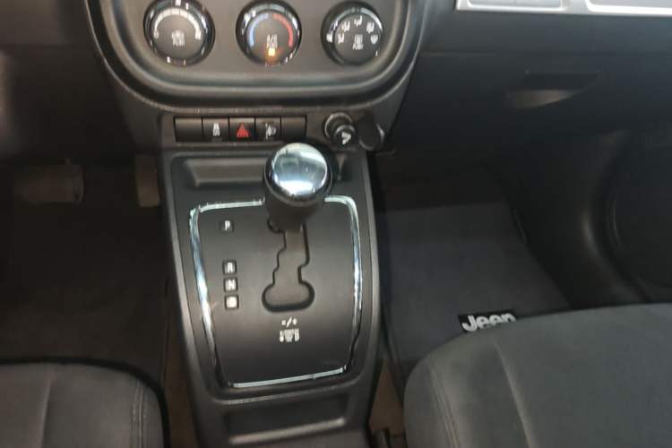 Used Jeep Compass 2014 Revised Version 2.0L Two-Wheel Drive Entry-Level Edition Gear Lever