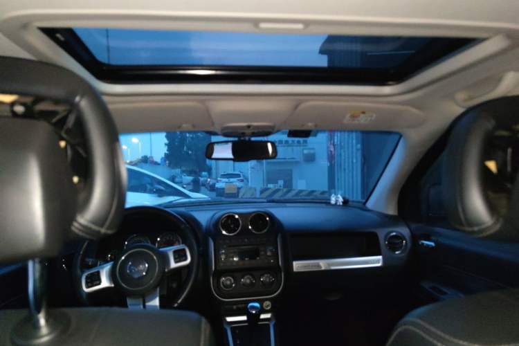 Used Jeep Compass 2014 2.4L four-wheel drive sport version Headliner