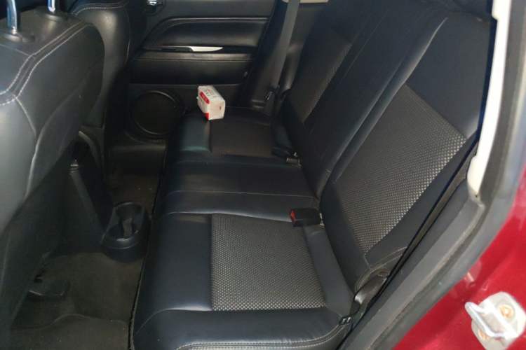 Used Jeep Compass 2014 2.4L four-wheel drive sport version Left Rear Seat