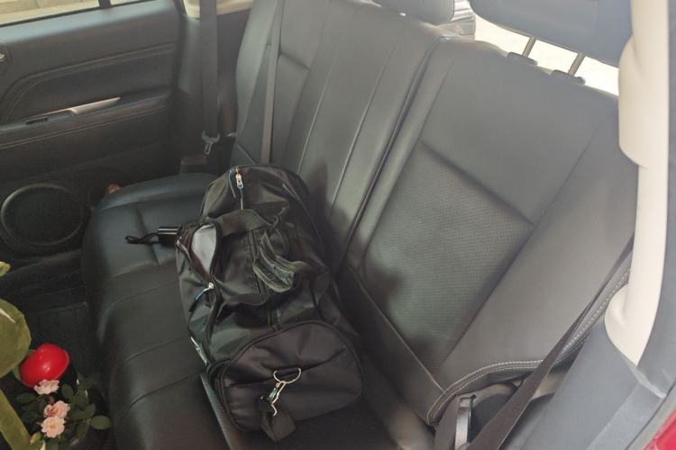 Used Jeep Compass 2014 2.4L four-wheel drive luxury version Left Rear Seat