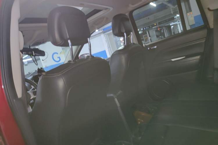 Used Jeep Compass 2014 2.4L four-wheel drive sport version Left Rear Seat