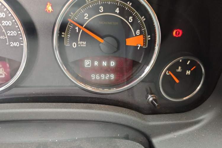 Used Jeep Compass 2014 2.4L Four-Wheel Drive Serpentine Collection Edition Odometer Close Up