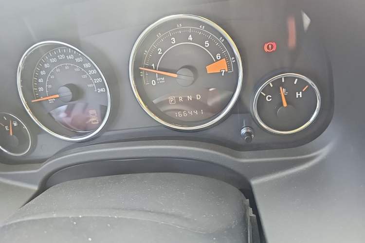 Used Jeep Compass 2014 2.4L four-wheel drive luxury version Odometer Close Up