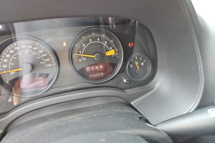 Used Jeep Compass 2014 2.4L four-wheel drive sport version Odometer Close Up