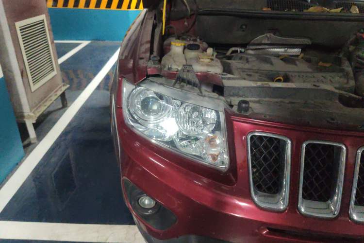 Used Jeep Compass 2014 2.4L four-wheel drive sport version Right Front Headlight