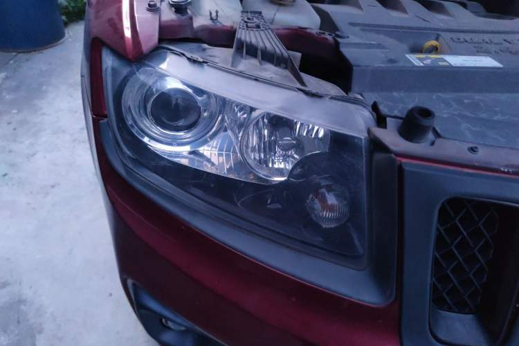 Used Jeep Compass 2014 2.4L four-wheel drive sport version Right Front Headlight