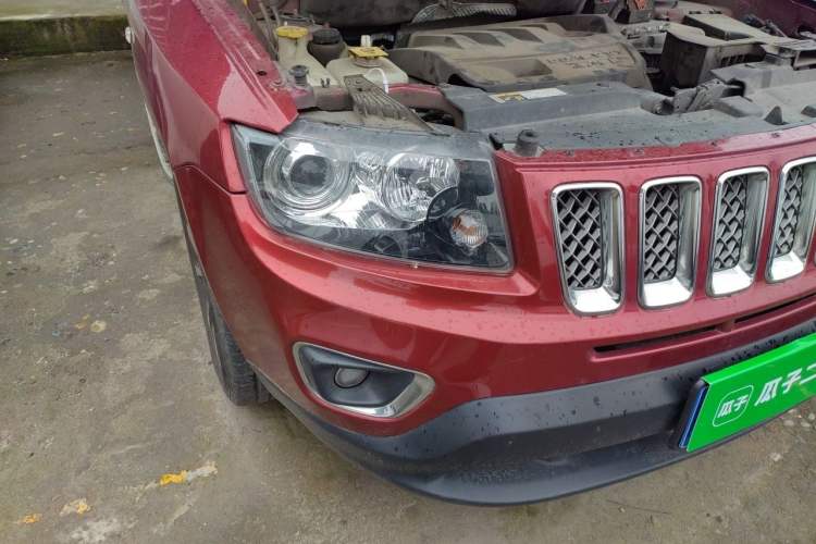 Used Jeep Compass 2014 Revised Version 2.4L Four-Wheel Drive Luxury Edition Right Front Headlight