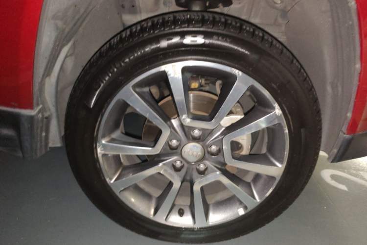 Used Jeep Compass 2014 2.4L four-wheel drive luxury version Right Front Wheel Hub