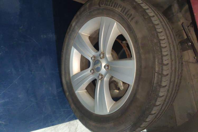 Used Jeep Compass 2014 2.4L four-wheel drive sport version Right Front Wheel Hub