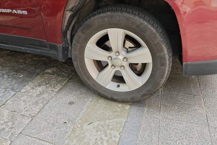 Used Jeep Compass 2014 2.0L two-wheel drive sport version Right Front Wheel Hub