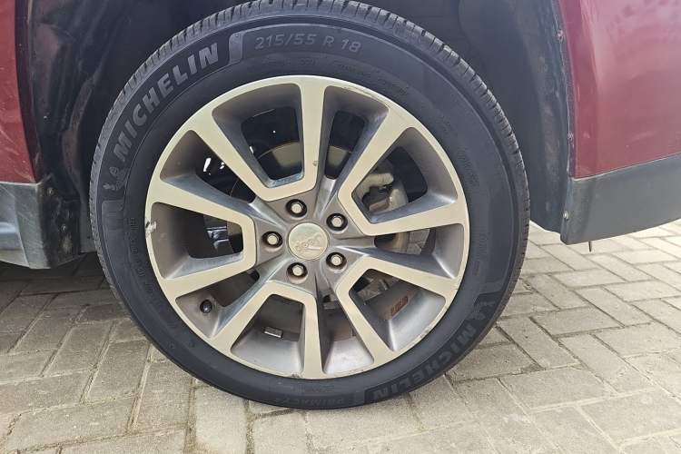 Used Jeep Compass 2014 2.4L four-wheel drive luxury version Right Front Wheel Hub