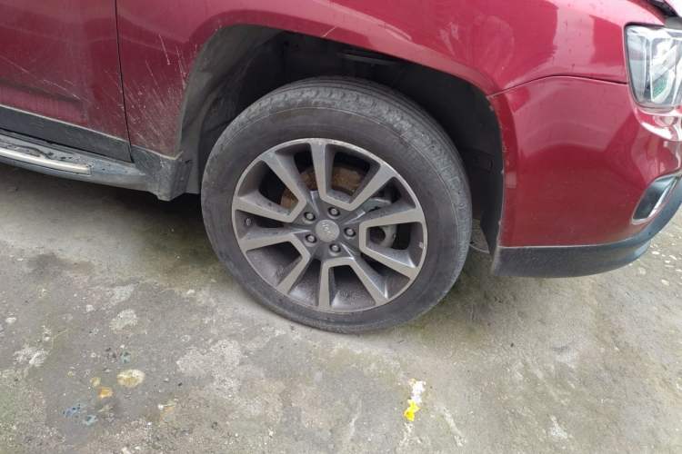Used Jeep Compass 2014 Revised Version 2.4L Four-Wheel Drive Luxury Edition Right Front Wheel Hub
