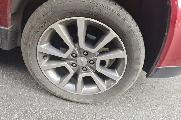 Used Jeep Compass 2014 2.4L four-wheel drive luxury version Right Front Wheel Hub