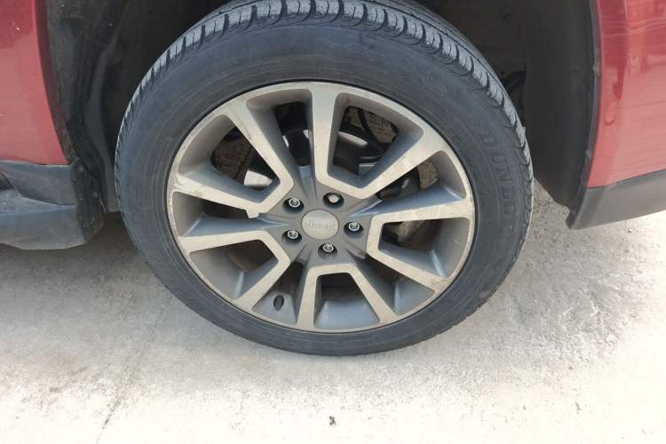 Used Jeep Compass 2014 2.4L four-wheel drive luxury version Right Front Wheel Hub