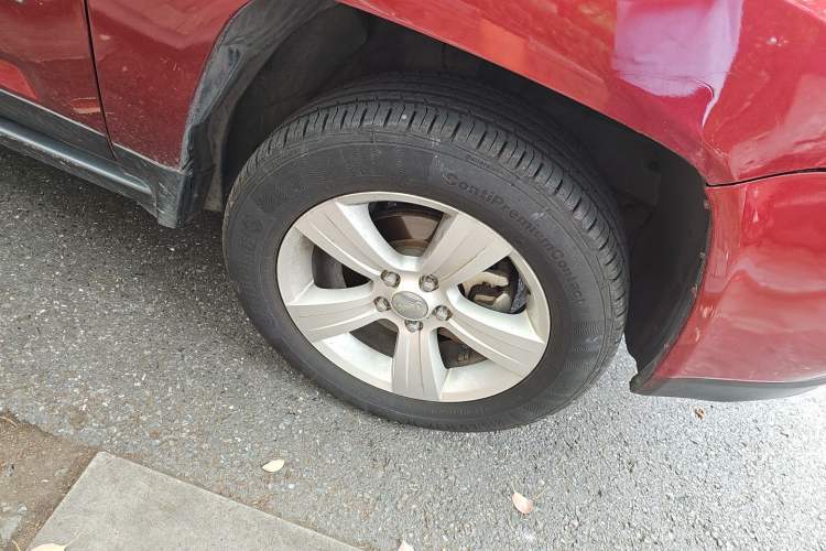 Used Jeep Compass 2014 2.4L four-wheel drive sport version Right Front Wheel Hub
