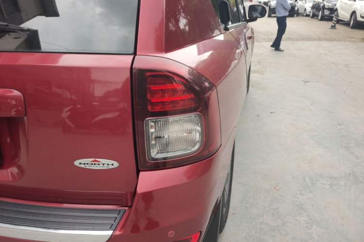 Used Jeep Compass 2014 Revised Version 2.4L Four-Wheel Drive Comfort Edition Right Rear Taillight