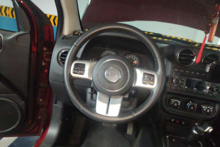 Used Jeep Compass 2014 2.4L four-wheel drive sport version Steering Wheel