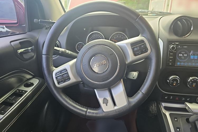 Used Jeep Compass 2014 2.4L four-wheel drive luxury version Steering Wheel