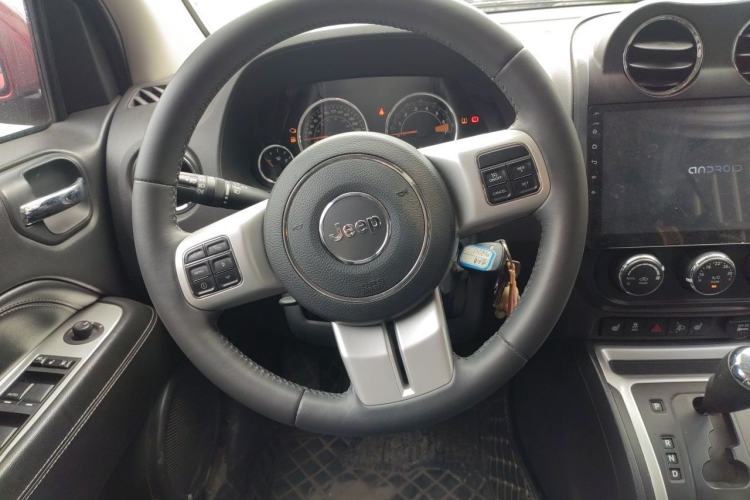 Used Jeep Compass 2014 Revised Version 2.4L Four-Wheel Drive Luxury Edition Steering Wheel