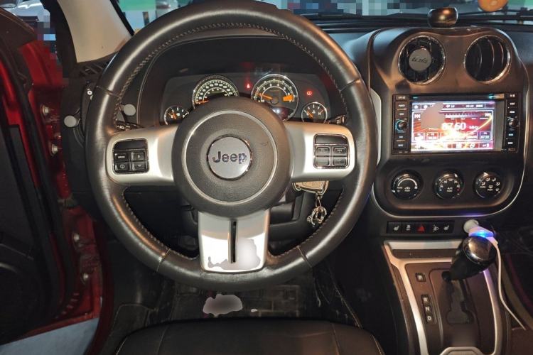 Used Jeep Compass 2014 2.4L four-wheel drive luxury version Steering Wheel
