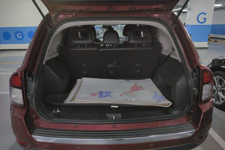 Used Jeep Compass 2014 2.4L four-wheel drive sport version Trunk