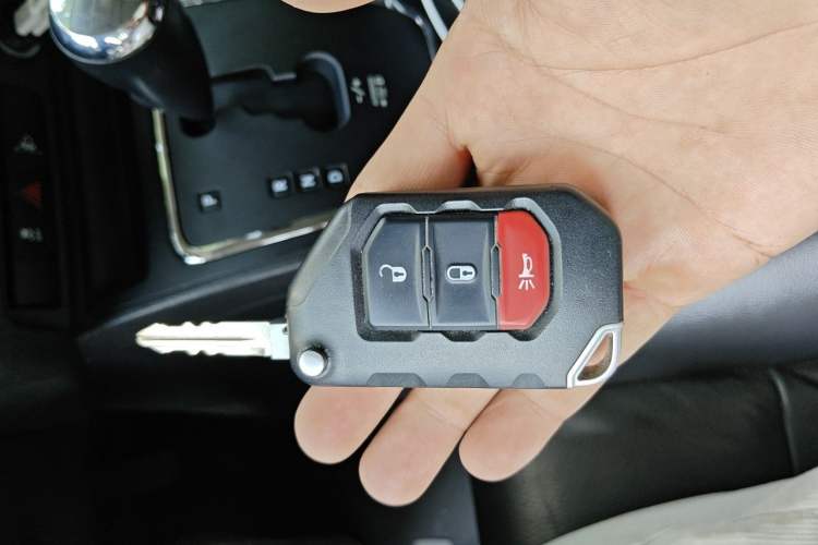 Used Jeep Compass 2014 2.0L two-wheel drive sport version Vehicle Key